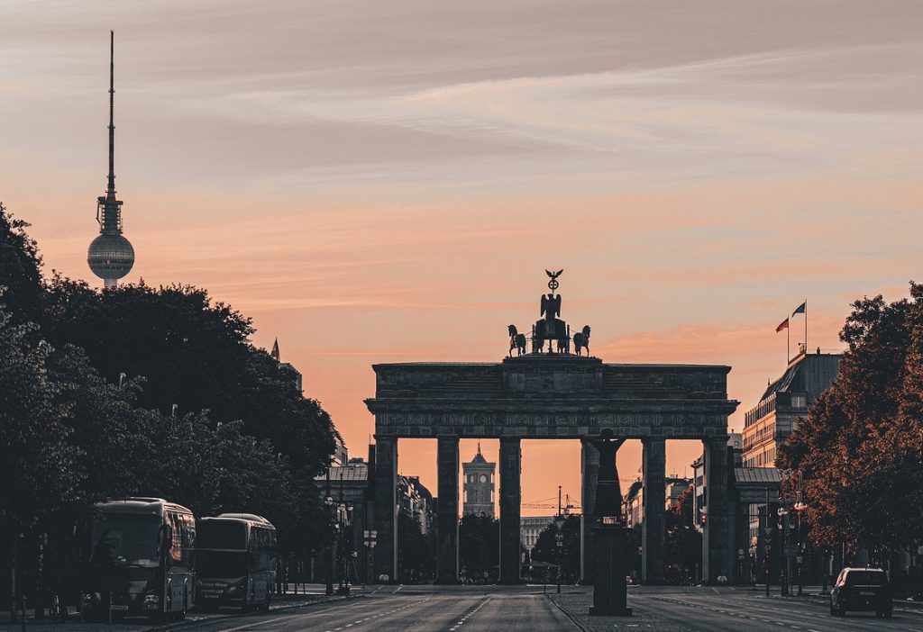 Morgenstimmung in Berlin: Brandenburger Tor mit Sonnenaufgang – Sinnbild für den Start ins Travel Hacking