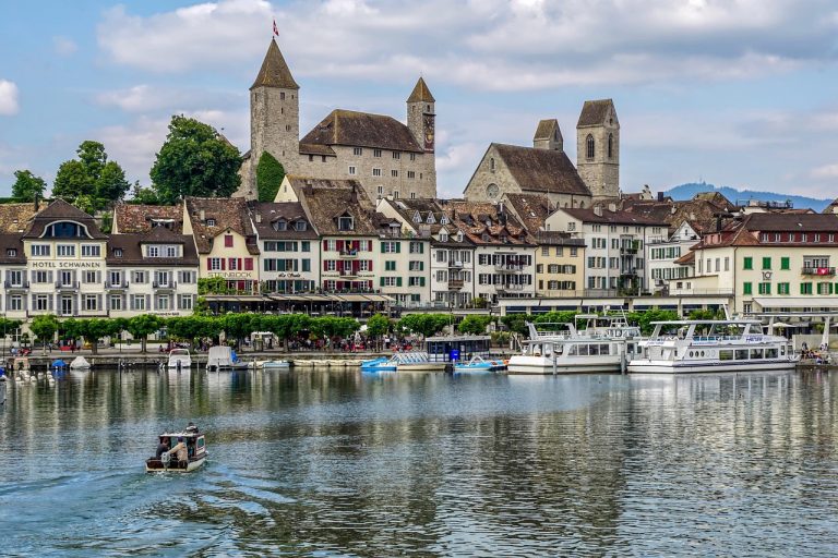 Blick auf Rapperswil am Zürichsee im Frühling mit Promenade und Bootssteg – eine der charmantesten Zürich Sehenswürdigkeiten am Wasser.