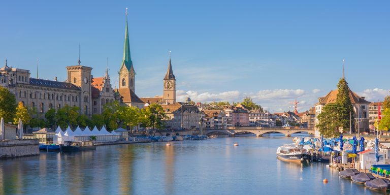 Blick auf die Sehenswürdigkeiten in Zürch vom Zürich See