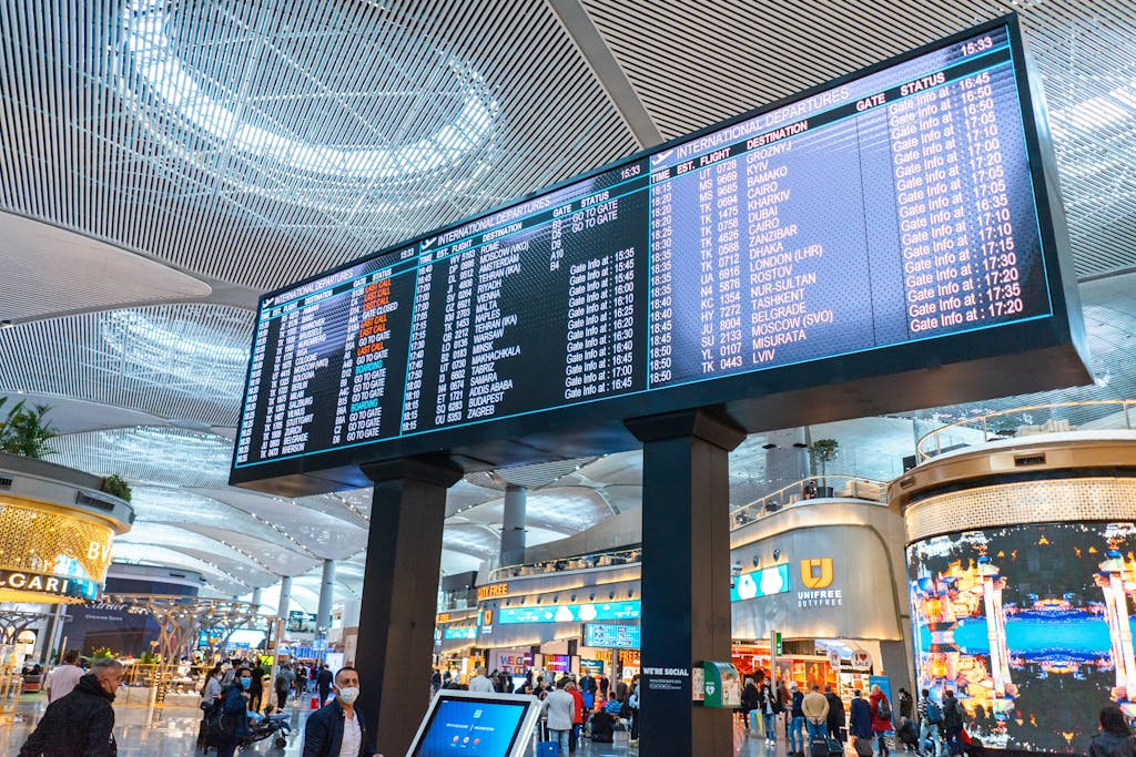 Reisende im Abflugbereich des Istanbuler Flughafens – modernes Ambiente, das Lust auf erlebnisreiche Citytrips macht.