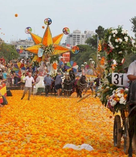 Der Kampf der Blumen im Uralub an Pfingsten. Die Batala de Flores in Cordoba