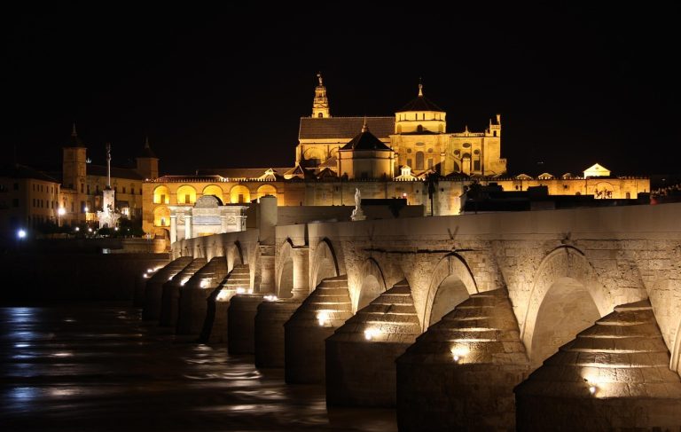 Blick auf die Römsche Brücke von Cordoba bei Nacht