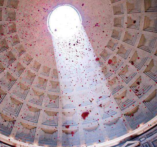 Rosenblätterregen im Pantheon zur Städtereise Rom an Pfingsten