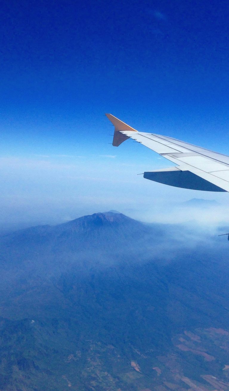 Blick aus dem Flugzeugfenster auf die Wolken – entspannter Start in Deinen Pfingsten Urlaub in Córdoba